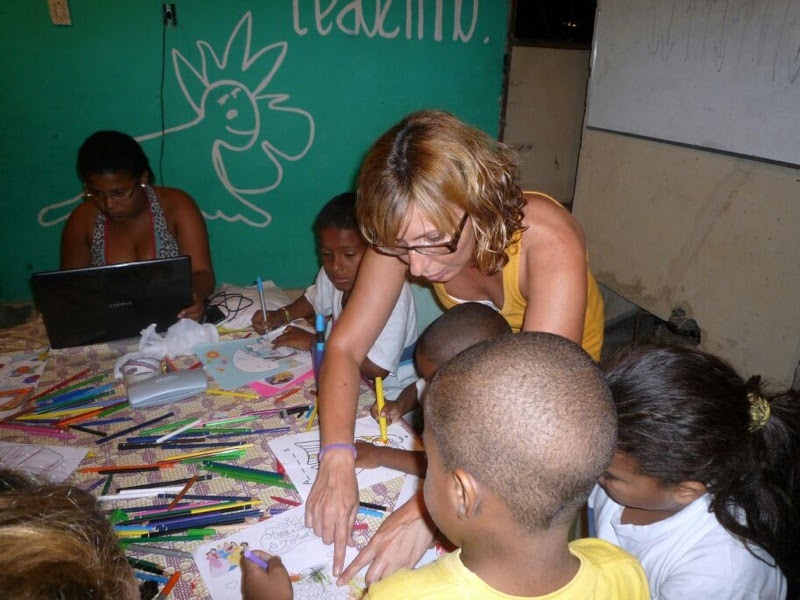 LA SANDRA BENAIGES IMPARTINT CLASSE A UNA FAVELA DEL BRASIL